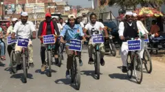 15 युवाओं ने गोरखपुर के चौरी-चौरा से वाराणसी तक करीब 1200 किलोमीटर की 'मनरेगा बचाओ यात्रा' साइकिल पर निकाली