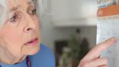 Una mujer señala un calendario con gesto preocupado