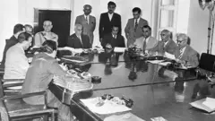 Mossadegh aborda a nacionalização da indústria petrolífera do país em uma reunião do Conselho de Ministros iraniano.
