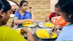 అన్నం తింటున్న మహిళలు