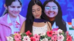 سارہ شرما کا کہنا ہے کہ انھیں ان کے لباس کی وجہ سے ایوارڈ دینے کی ذمہ داری سے سبکدوش کر دیا گیا