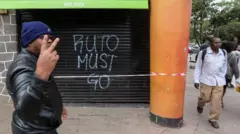 Человек идет мимо закрытой витрины магазина