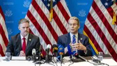 สก็อตต์ เบสเซนต์ รมว.คลังของสหรัฐฯ แถลงข่าวชี้แจงรายละเอียดผลการเจรจากับผู้แทนของจีนในการระงับมาตรการภาษีศุลกากรต่อสินค้านำเข้าของจีนเป็นระยะเวลา 90 วัน 