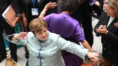 Глава МВФ Кристалина Георгиева танцует на собрании МВФ