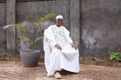 Issa Tchiroma Bakary pose dans sa résidence à Yaoundé le 25 août 2025