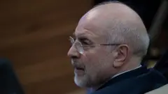 نمای نزدیک از چهره محمد باقر قالیباف از پشت سر که به سمت چپ تصویر نگاه میکند