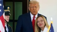 Dalka Talyaaniga, dhowr qoraal ayaa laga sameeyay taasoo salka ku haysa khilaafka siyaasadeed ee u dhexeeya madaxweyne Trump iyo ra'iisul wasaare Georgia Meloni.