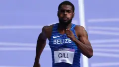 Shaun Gill competindo na prova dos 100m masculino