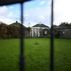 Vista do antigo local do orfanato e do jardim memorial onde acredita-se que 796 crianças estejam enterradas, em Tuam, Irlanda