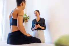 Mulher sentada em frente a uma médica