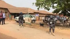 Awọn ọlọpaa duro kaakiri oju ọna ni adugbo kan nilu Osogbo