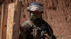 Soldado colombiano durante un ejercicio militar en Ucrania en 2023.