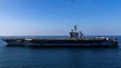 美國海軍尼米茲級航空母艦亞伯拉罕·林肯號(USS Abraham Lincoln)於2026年3月3日在未公開地點航行,支援代號為「史詩之怒行動」對伊朗發動的攻擊。