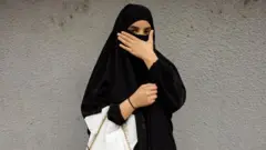 বোরকা পরা এক ফরাসী মুসলিম নারী