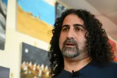 Omar bin Laden lors de l'inauguration d'une exposition de ses peintures en France en 2022
