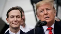 Джаред Кушнер спостерігає, як президент США Дональд Трамп виголошує промову перед підписанням Торговельної угоди між США, Мексикою та Канадою (USMCA) під час церемонії на Південній галявині Білого дому 29 січня 2020 року у Вашингтоні, округ Колумбія.