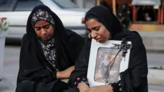 मिनाब के स्कूल में हमले में मारी गई छात्राओं के परिजन