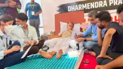 సోనమ్ వాంగ్ చుక్, కాక్రోచ్ జనతా పార్టీ, అరవింద్ కేజ్రీవాల్, ఆందోళనలు