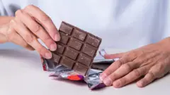 சாக்லேட்டினுள் மனித கை விரல்
