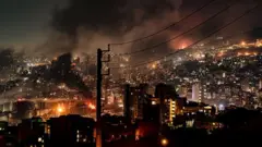 در روز یک‌شنبه ۱۵ ژوئن ۲۰۲۵، دود از مناطقی در تهران که در سومین روز حملات پیاپی اسرائیل به ایران هدف حملات قرار گرفتند، برخاسته است.