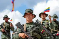 Quatro militares venezuelanos, em um desfile em Caracas.