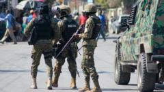 La policía patrulla una calle en Puerto Príncipe