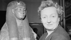 Photo en noir et blanc de Christiane Desroches-Noblecourt. Elle pose à côté d'une statue égyptienne