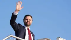 O vice-presidente dos EUA, JD Vance, acena pouco antes de embarcar no avião para voltar para casa, partindo de Islamabad.