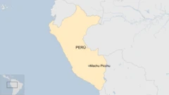 Un mapa muestra el país de Perú en color amarillo, con el sitio declarado Patrimonio de la Humanidad por la UNESCO, Machu Picchu, marcado en la parte inferior.