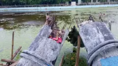 'অঞ্জলি লহ মোর’ ভাস্কর্য 