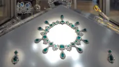 Unas de las joyas sustraídas durante el robo perpetrado el 19 de octubre en el Museo del Louvre de París.