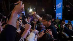 O governador de Buenos Aires, Axel Kicillof, acena a apoiadores na capital provincial.