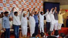 उद्धव ठाकरे यांच्या नेतृत्वातील शिवसेनेच्या 6 खासदारांनी एकनाथ शिंदे यांच्या शिवसेनेत आज सोमवारी (22 जून) अधिकृतपणे प्रवेश केला आहे.
