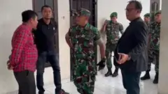 Puluhan personel TNI dari Kodam I Bukit Barisan mendatangi Sat Reskrim Polrestabes Medan, Sabtu (05/08).