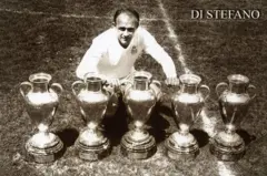 Alfredo di Stéfano con cinco copas de Europa obtenidas con el Real Madrid.