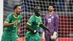 Sadio Mane (centre) dey celebrate wit im teammate while Egypt goallkeeper Mohamed El Shenawy dey sad for di background 