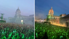 Foto tirada com câmera digital e celular de uma multidão em um festival, com um grande prédio ao fundo.