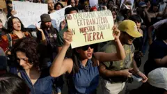 Manifestantes em protesto com cartazes