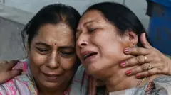 दिल्ली आग पीड़ितों के परिजन