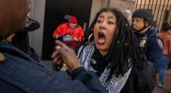Seorang perempuan berteriak di hadapan aparat polisi 