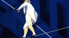 Philippe Petit yagenze isi n'utugenegene twiwe