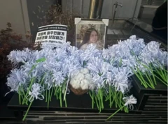 Bàn thờ tưởng niệm Vu Tu Anh, người phụ nữ Việt Nam tử vong vào tháng 10, đặt phía bên ngoài nhà máy nơi cô từng làm việc tại Daegu (ảnh chụp vào ngày 16/11/2025) 