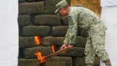 Militar quema drogas.