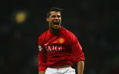 Cristiano Ronaldo com uniforme do Manchester durante um jogo.