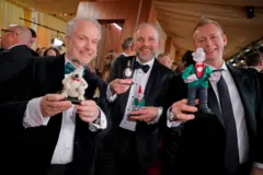 Nick Park, Richard Beek e Merlin Crossingham com bonequinhos de Wallace e Gromit