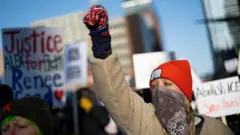 Участница демонстрации против действий сотрудников ICE