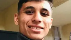 O jovem Abdullah Jendeia, sorrindo