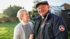 อดีตแม่ชีแมรี เอลิซาเบธ และสามีของเธอ อดีตบาทหลวงโรเบิร์ต