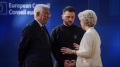 صورة لرئيس المجلس الأوروبي، أنطونيو كوستا، والرئيس الأوكراني، فولوديمير زيلينسكي، ورئيسة المفوضية الأوروبية، أورسولا فون دير لاين.
