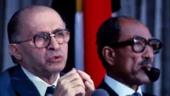 مناحم بیغن نے ستمبر 1978 میں انور سادات کے ساتھ کیمپ ڈیوڈ معاہدے پر دستخط کیے